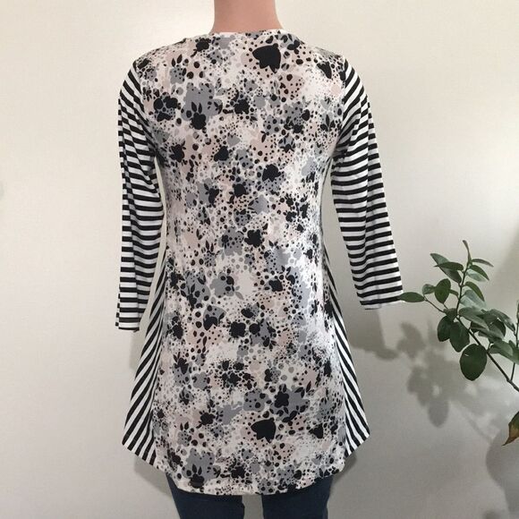 LOGO by Lori Goldstein Rayon 230 Top with Striped Sleeves - Picture 2 of 5